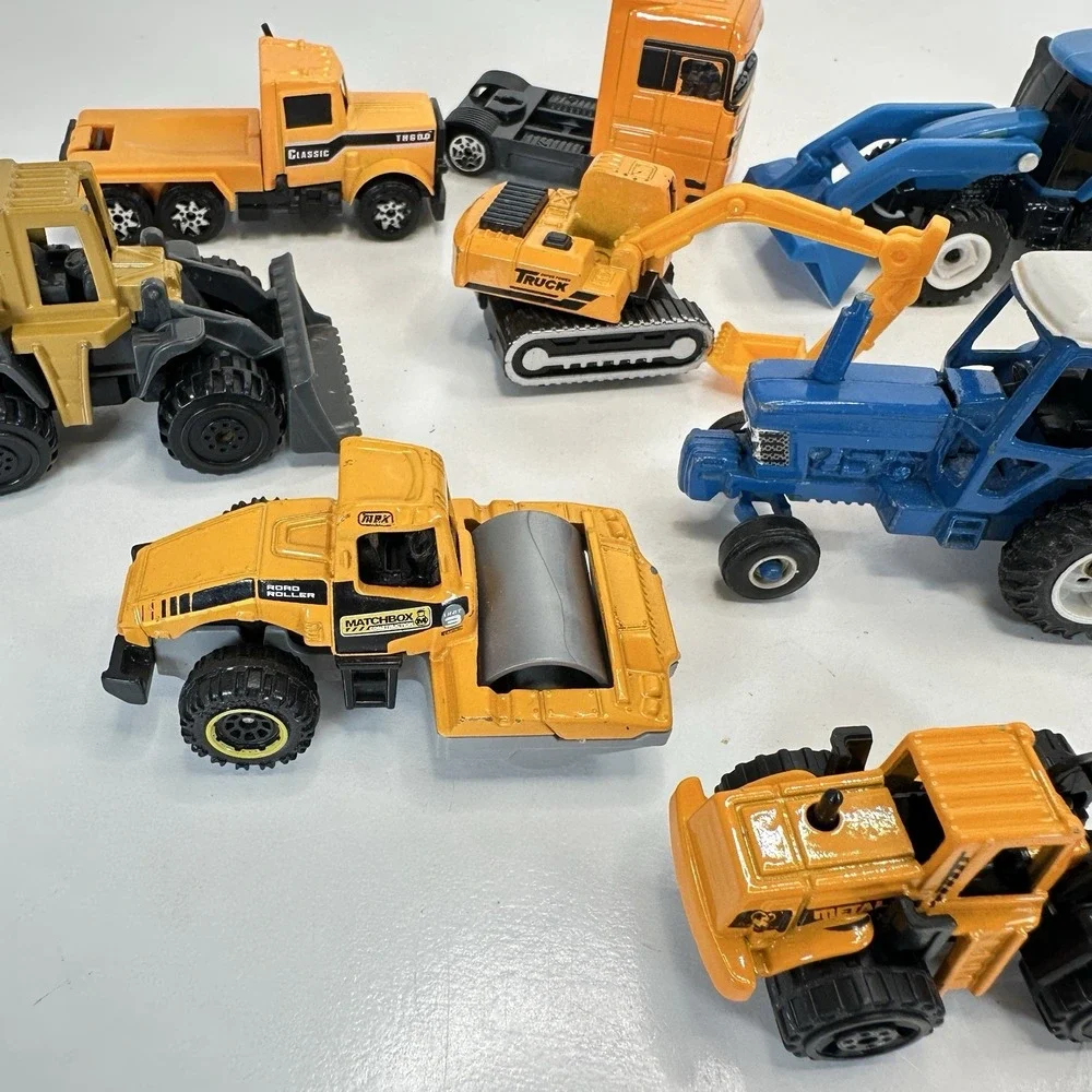 Diecast Construction Vehicle Lot of 13 Play Set Boy Toy 1 in to 2 in